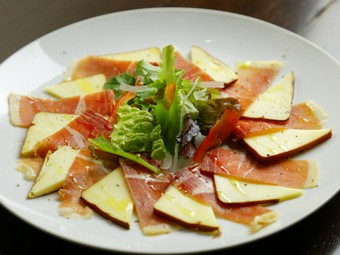 少しつまみたい時に『ハモンイベリコと自家製スモークチーズ』