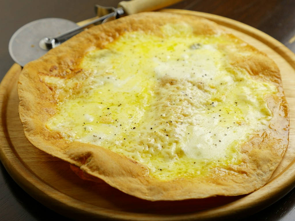 手作り生地にたっぷりのチーズを『クアトロピッツァ』