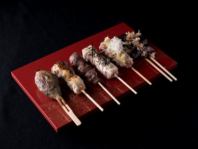 その日のおすすめをお得に。串焼盛合せ『おまかせ5本』