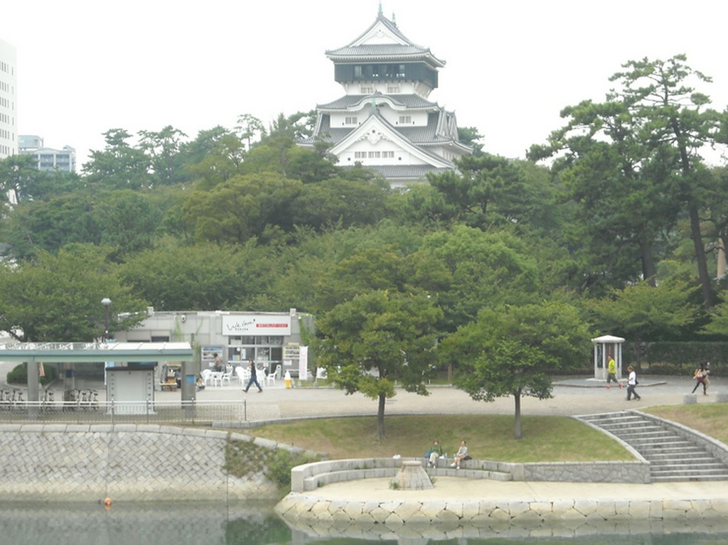 対岸に佇む小倉城を望み、イタリアンを楽しむ