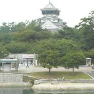 川と街に囲まれた場所に在る【ラ・パペリーナ】では、ゆったりとした気分で食事ができます。目の前に悠然と構える小倉城を眺めながら、シェフの想いが詰まった料理を堪能しましょう。