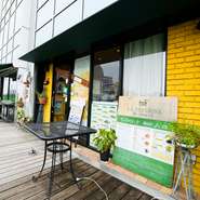 テラス席のみペットの飼い犬との同席ができるので、散歩がてら立ち寄ってみてはいかがですか。食事をしている間の、犬のおやつと水はサービスしてもらえるのもおすすめポイント。