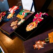 厚生労働大臣表彰受彰を始め12もの勲章を手にしているシェフは、日々淡々と料理に向き合っています。常にアンテナを張りめぐらせ、新しいものを取り入れ続ける姿勢は崩れません。