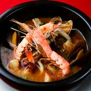 海底や岸壁、砂地など海のあらゆる場所で生息する魚、甲殻類、貝類などのバランスをとり、その旨味エキスを凝縮して提供。『魚介がたっぷり豊前産海の幸スープ仕立て』には、海そのものが存在しているといえます。