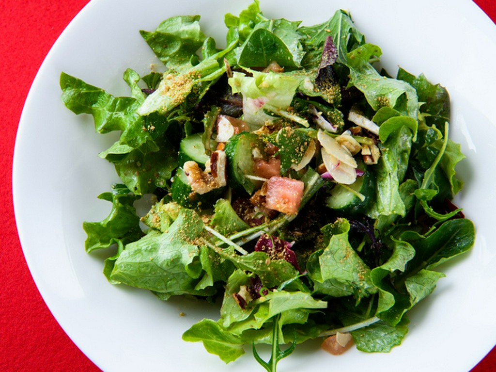 近郊から届く葉野菜とタンポポを含む野草を用いた『どこにもないサラダ』