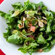 有機・無農薬栽培の旬の葉野菜と野草を組み合わせたオリジナルサラダ。カリカリした食感が楽しいナッツ類をトッピングしています。野草の苦味がアクセントとなりサラダの奥深さを感じさせられ、記憶に残る一皿。