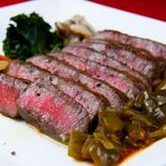 ようやくたどり着いた黒毛和牛を、シェフ自ら手間を惜しまず熟成。調理においても低温でじっくりと焼き上げる手法を用い、表面は香ばしく内側は美しいロゼに焼き上げて、肉の旨味をしっかり閉じ込めています。