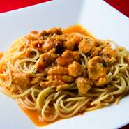 生ウニのコクとトマトソースの酸味が相まって、豊かな奥行きが生まれています。一皿ごとに生ウニ一箱を全て使用。その贅沢さとウニの風味は幾層にも重なり、濃厚な味わいを生みだしています。