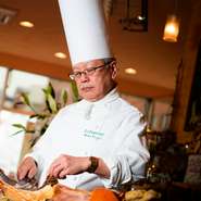 テロワールの特性、風土を考えながら育てられた食材。その背景にある生産者の方々の努力を尊重しながら料理をつくります。野草が持つ力強さは、食の足元を見直すきっかけにもなります。