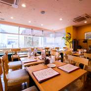 紫川に面した壁はガラス張りにしているので、昼間は毎日明るい陽射しが差し込み明るい雰囲気です。夜は一転、ロマンチックな雰囲気に。デートにもおすすめです。