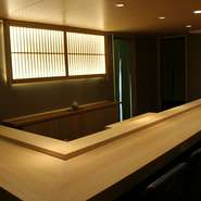 お一人様ごとのお席はゆったりとリラックスして頂くために広めにとっております。広くはない店内ですが、お料理以外もお楽しみいただくために内装にはこだわっております。ぜひ和の空間もお愉しみください。