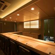 個室がなくても、店主の技を眺められるカウンターは会食やビジネスの場としても人気。寿司が完成する様子に、会話も自然に弾みます。日本酒にこだわりたい方へのおもてなしにもぜひ。