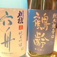利酒師の資格を持つ店主が選りすぐる日本酒は、その時々に変わる、まさに一期一会の一本。ネタの旨みと合わさることで、香りや美味しさもさらに深みを増していきます。