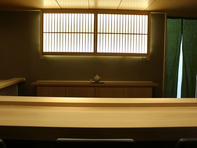 伝統的でシックながらモダンな要素も取り入れた店構え