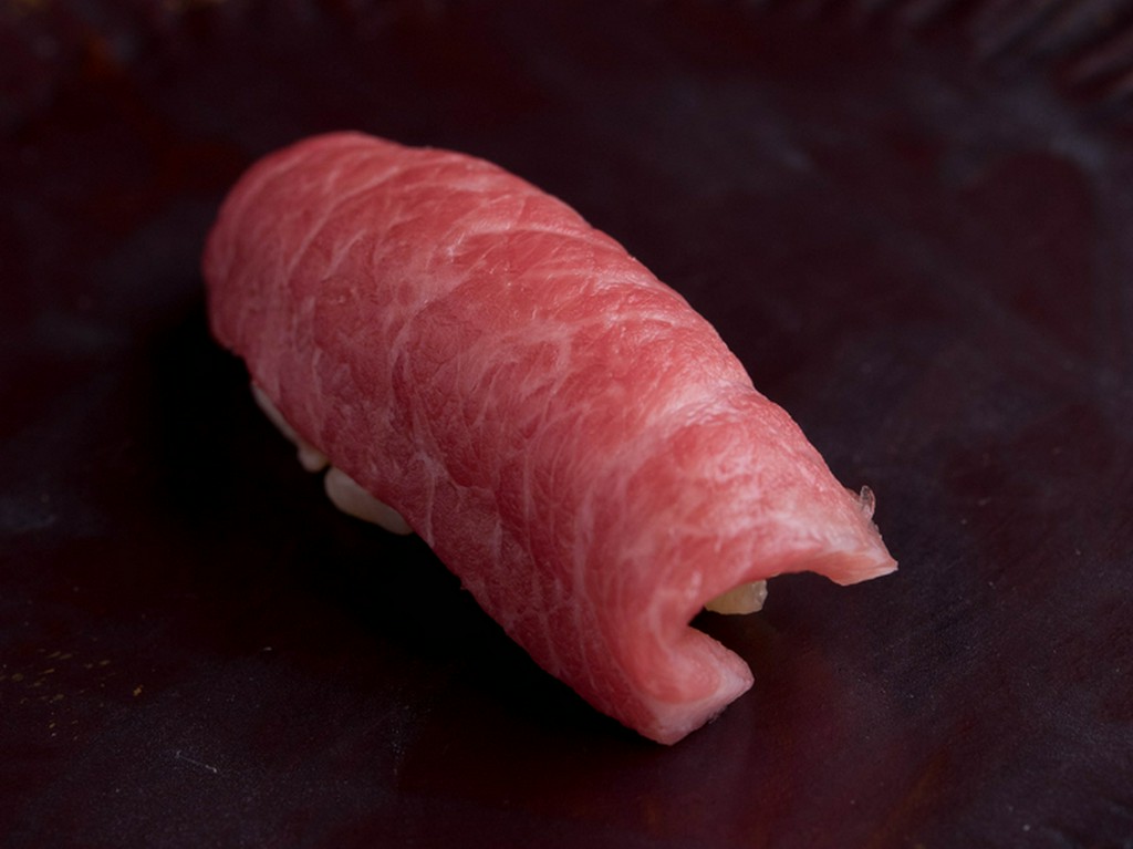 大間や壱岐産など、国産天然マグロのみを厳選。熟成させた最高の状態でいただける『大トロ』