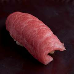 大間や壱岐産など、国産天然マグロのみを厳選。熟成させた最高の状態でいただける『大トロ』