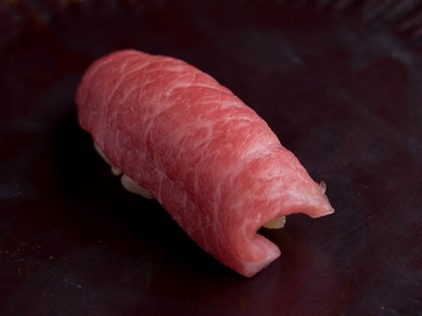 大間や壱岐産など、国産天然マグロのみを厳選。熟成させた最高の状態でいただける『大トロ』