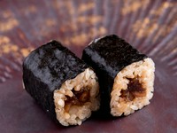甘味と酸味と本山葵のバランスを大切に、栃木県産の干しかんぴょうをじっくりと厳選醤油で炊き上げています。