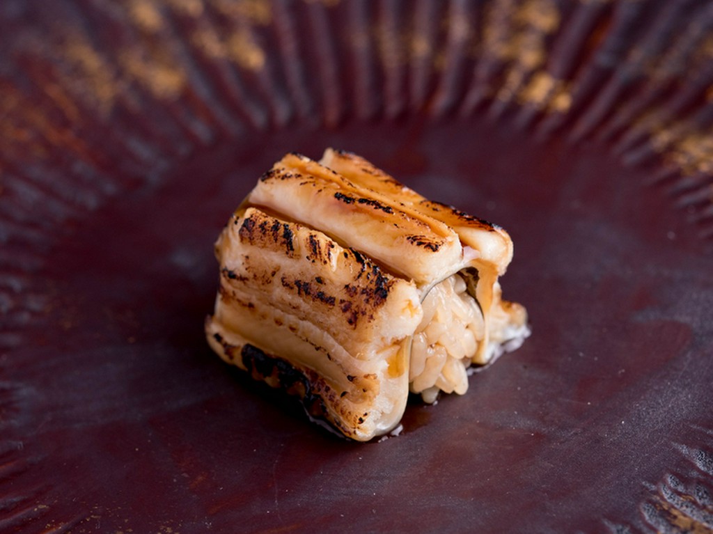 穴子の骨から引いた出汁でつくる、継ぎ足しのツメを一塗りし完成される『穴子』