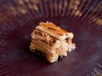 対馬産の中でも選りものと呼ばれる、特に脂の乗り・肉厚が優れたものだけを、店主自らが買い付けしています。炊き上げた身はふっくらとし、口に入れれば、とけてなくなるほど柔らか。