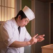 お客様一人ひとりを大切におもてなしするため、カウンターのみのお店にこだわりました。寿司を提供するだけでなく、日本酒を合わせて楽しめるよう、利き酒師も取得。リラックスできる空間づくりも大切にしています。