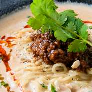ただ辛いだけでなく奥行きのある辛さの担担麺で、数多くのラーメンファンの支持を獲得する【昊】。鶏ガラをベースにした濃厚なスープが食べたものを魅了しています。