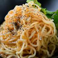 もうひとつの看板ともいうべき『汁なし担担麺』。卵白を多めに練りこんだ汁なし専用の太麺に濃厚肉味噌と胡麻ダレを絡めてひと口。定番の担担麺とはひと味違った辛さへのアプローチが楽しめます。