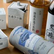 もっと刺激が欲しいという方に、オリジナルブレンドの花椒油を追加投入する「シビれ追加」もあります。卓上にも追加用の花椒・五香辣油が用意されています。