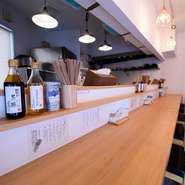 店内はカウンター6席のみのシンプルな設計。席間隔はしっかりと確保されているため、お1人さまも安心です。気兼ねなく食事を楽しむことができます。