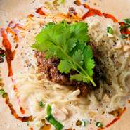 白いスープが印象的な担担麺。鶏出汁と胡麻のまろやかなスープに、花椒の刺激がアクセントを添える自慢の逸品。唐辛子とはまた違った痺れるようなピリリとしたクセになる辛さが魅力。