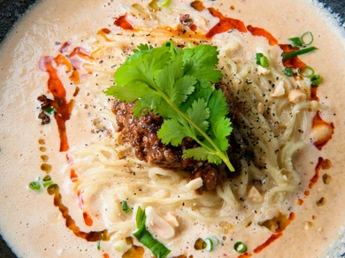 まろやかな白いスープに、花椒のアクセントを添える『胡麻担担麺』