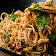 もうひとつの看板『汁なし胡麻担担麺』。麺は卵白の配合を変え特製タレに良く絡むよう仕上がった汁なし専用麺。温と冷の2種類用意されているので、その日の気分や好みに合わせてオーダー可能。