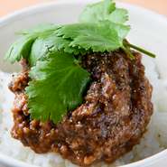 トッピングは追加オーダーも可能です。肉味噌をご飯にのせた『肉味噌めし』もまた、根強い人気を誇るひと品。濃いめの肉味噌とご飯の相性は抜群。ぜひ一度お試しあれ。