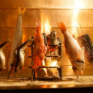 ゆったりとした落ち着いた空間に囲炉裏から放たれるオレンジ色の炭火。四季を感じる旬魚とブランド肉に舌鼓。素材から溢れ出た水分が落ちる度にジュワっという音と食欲をそそる香りが広がります。