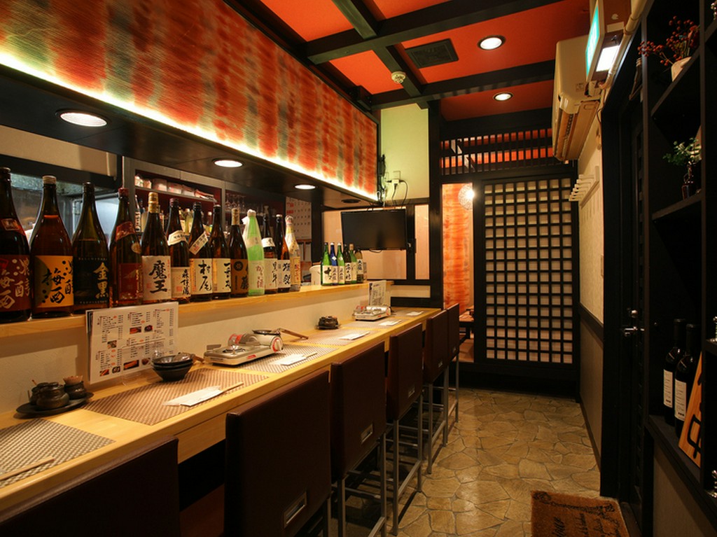 2人で寄り添って楽しむカウンター席デート