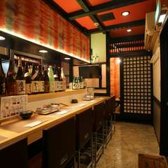 2人で寄り添って楽しむカウンター席デート