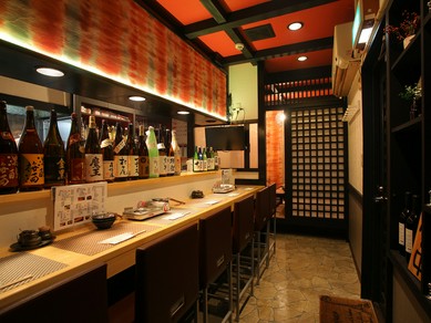 2人で寄り添って楽しむカウンター席デート