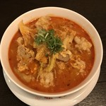 もつたっぷりの、激辛ラーメンです。
辛さは、調整できます。