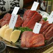 柔らかさと肉の旨みを満喫できる会津産『馬刺し5点盛り』