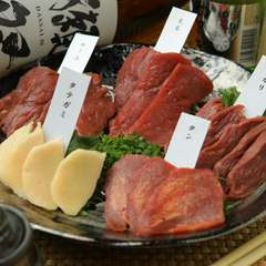 柔らかさと肉の旨みを満喫できる会津産『馬刺し5点盛り』