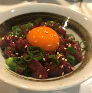 会津産の「馬刺し」と「黄身」がベストマッチした逸品『桜ユッケ』