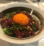 桜ユッケとは、馬肉のユッケことを言います。
会津産の「馬刺し」と「黄身」がベストマッチした逸品です。