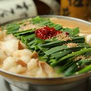 米沢牛のもつの旨み、キャベツやニラの甘みに最も合う福岡の白味噌を使用。プルプル食感のもつも、野菜もたっぷり採れるヘルシーな逸品です。