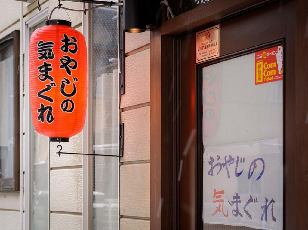 路地にある、ほっと落ち着ける温かい店