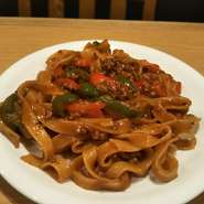 ひねくれおやじが作る担々麺はちと違う！
辛さは調整できます。お好みをお伝えください。