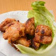 普通の醤油で味付けした唐揚げではなく、もろみを使った鶏唐揚げ。甘じょっぱい風味にビール、サワーが進みます。とりあえずの一品目におすすめ。