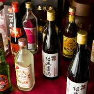 ビール、焼酎、ワインなど、お酒の種類が充実していますが、やはり中国料理に合わせたいのは中国のお酒。『かめ紹興酒』や『紹興酒花彫酒8年（老酒）』など、紹興酒が種類豊富に取り揃えられています。