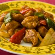中国の黒酢を使用したやみつきになる味わい。豚肉の表面がカリッと揚げられており、中はとてもジューシーな仕上がりで、リピートする方が多い人気メニューです。