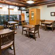 【レストラン席】予約なしでもご利用可能。気軽に和食を楽しめるお席をご用意。奉仕料は頂戴しません。