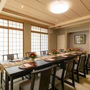 和室にもテーブル席で設える気配り。立ち居振る舞いがしやすいと、和装を召した方やご年配の方にも、大層喜ばれるとか。結納の緊張もほぐれ、ゆっくりと談笑できるでしょう。